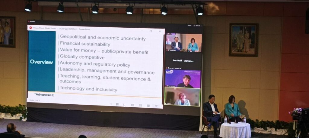 บุคลากรศูนย์เทคโนโลยีดิจิทัล ปฏิบัติหน้าที่เป็นผู้ควบคุมดูแลถ่ายทอดสัญญาณ ในโครงการสัมมนาวิชาการ การวิจัยเพื่อพัฒนาการเรียนการสอน ครั้งที่ 9 ประจำปี พ.ศ. 2567 (Scholarship of Teaching and Learning: SoTL9)