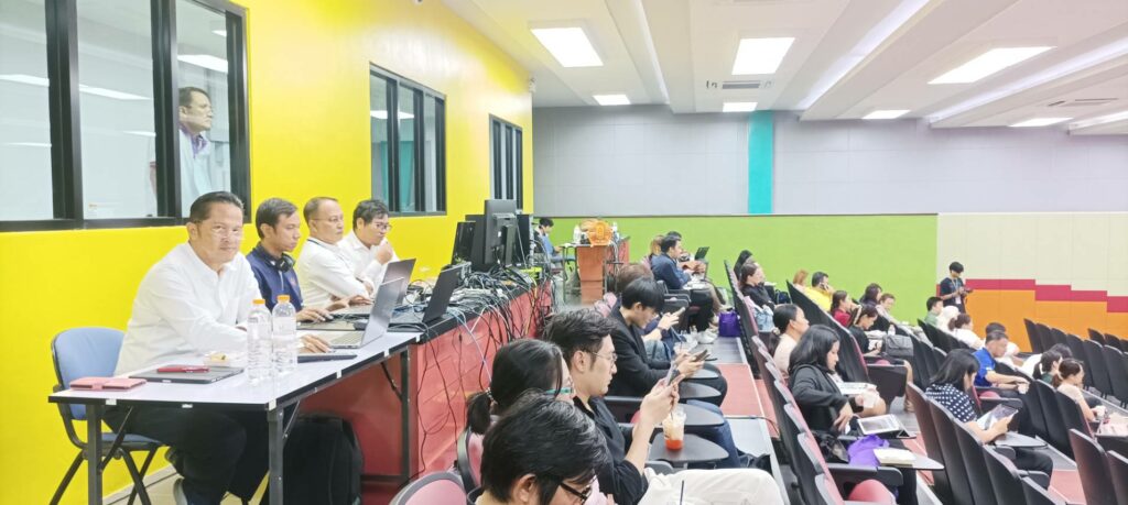 บุคลากรศูนย์เทคโนโลยีดิจิทัล ปฏิบัติหน้าที่เป็นผู้ควบคุมดูแลถ่ายทอดสัญญาณ ในโครงการสัมมนาวิชาการ การวิจัยเพื่อพัฒนาการเรียนการสอน ครั้งที่ 9 ประจำปี พ.ศ. 2567 (Scholarship of Teaching and Learning: SoTL9)