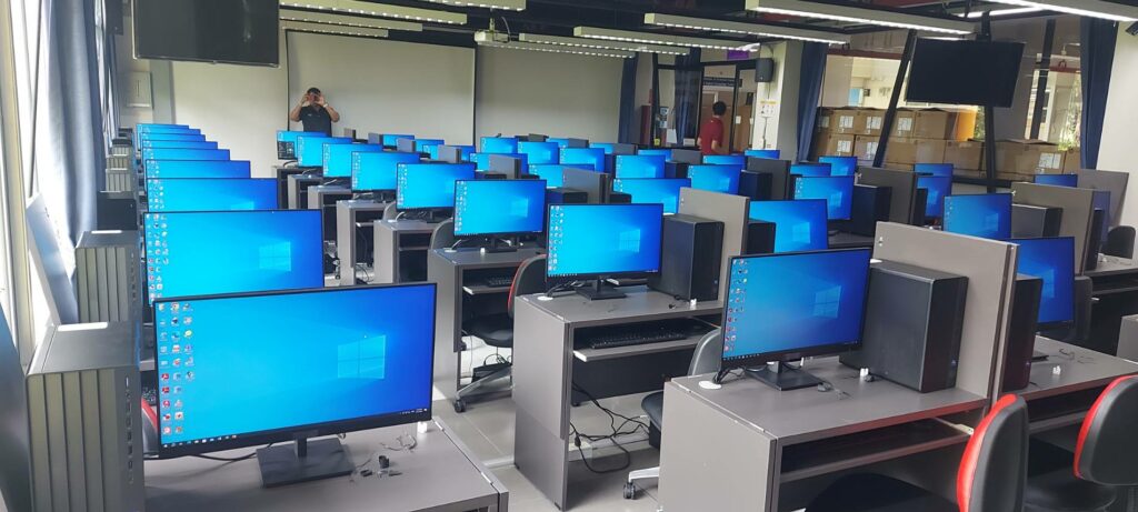 ฝ่ายบริการเทคโนโลยีดิจิทัล ศูนย์เทคโนโลยีดิจิทัล กำลังดำเนินการติดตั้ง