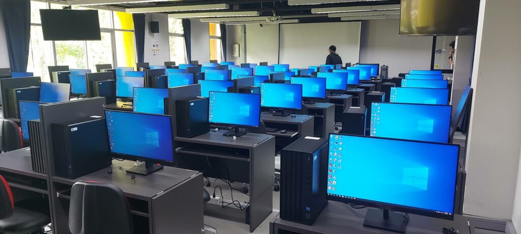 ฝ่ายบริการเทคโนโลยีดิจิทัล ศูนย์เทคโนโลยีดิจิทัล กำลังดำเนินการติดตั้งคอมพิวเตอร์ใหม่ในห้อง E-Testing2 E-Testing4