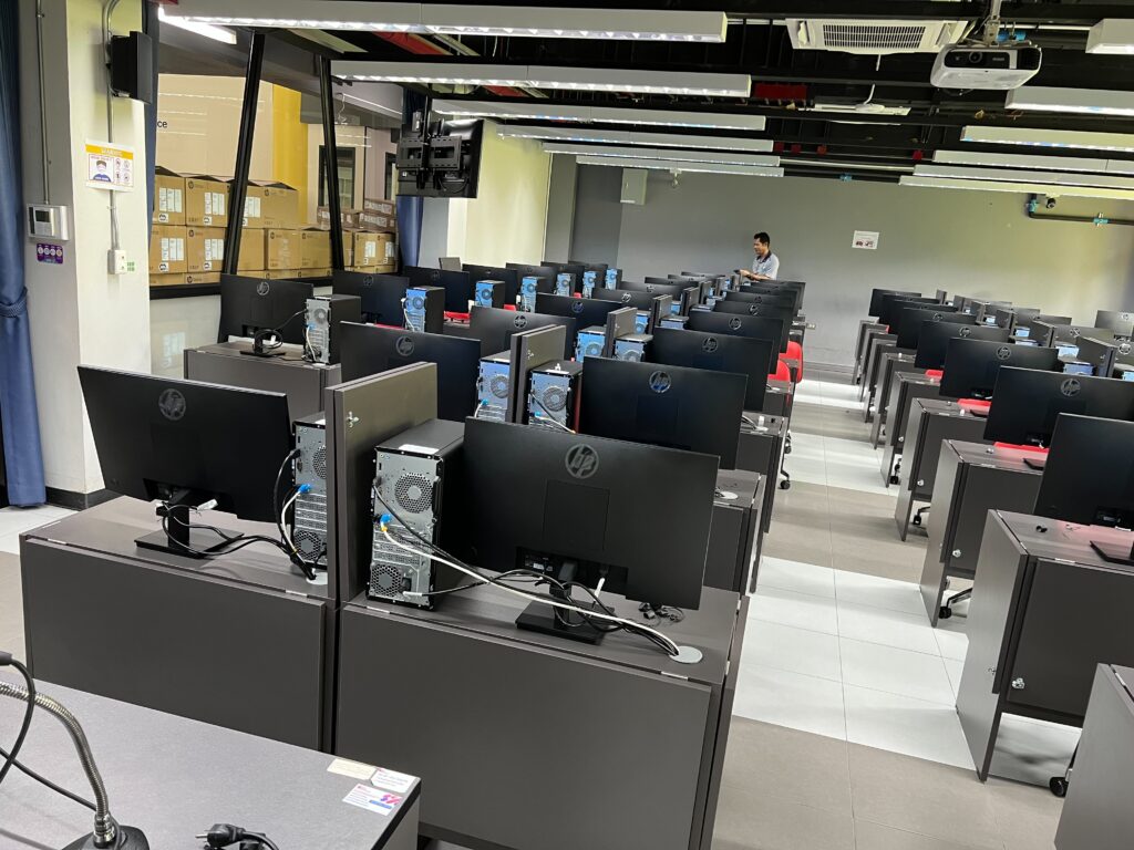 ฝ่ายบริการเทคโนโลยีดิจิทัล ศูนย์เทคโนโลยีดิจิทัล กำลังดำเนินการติดตั้งคอมพิวเตอร์ใหม่ในห้อง E-Testing2 E-Testing4