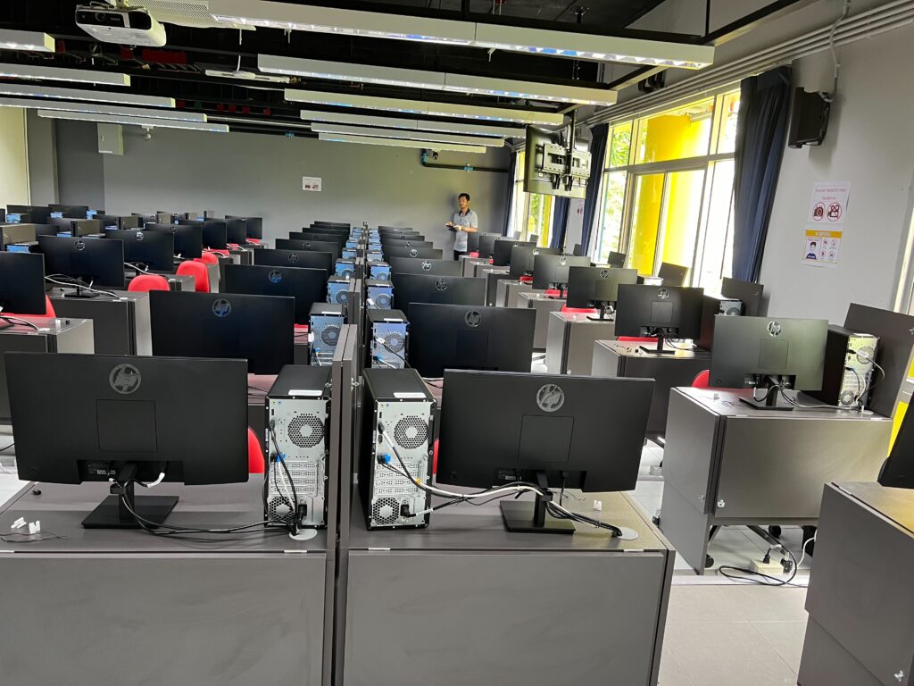 ฝ่ายบริการเทคโนโลยีดิจิทัล ศูนย์เทคโนโลยีดิจิทัล กำลังดำเนินการติดตั้งคอมพิวเตอร์ใหม่ในห้อง E-Testing2 E-Testing4