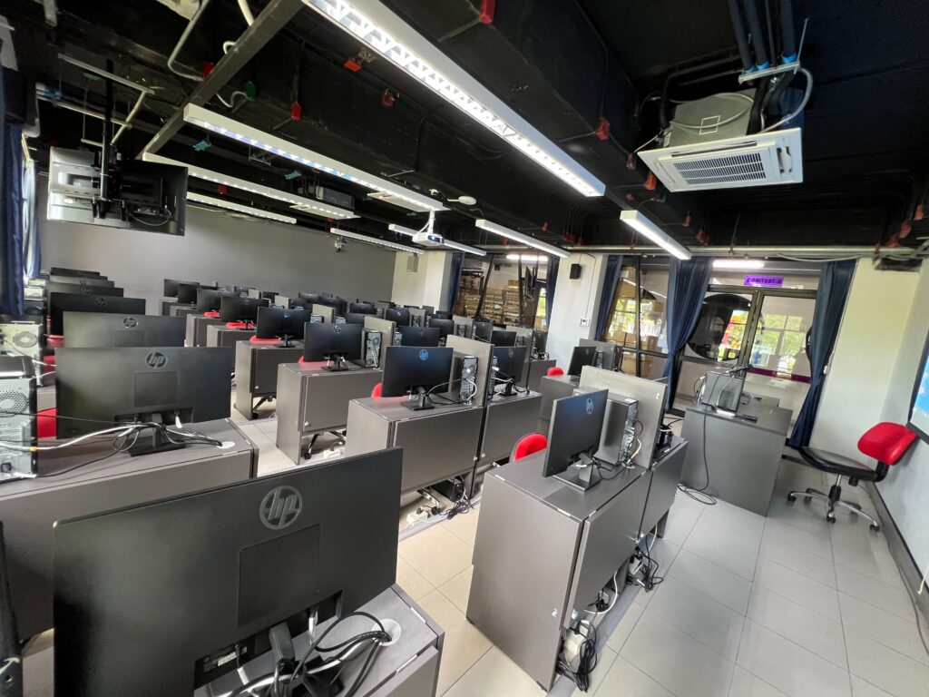 ฝ่ายบริการเทคโนโลยีดิจิทัล ศูนย์เทคโนโลยีดิจิทัล กำลังดำเนินการติดตั้งคอมพิวเตอร์ใหม่ในห้อง E-Testing2 E-Testing4