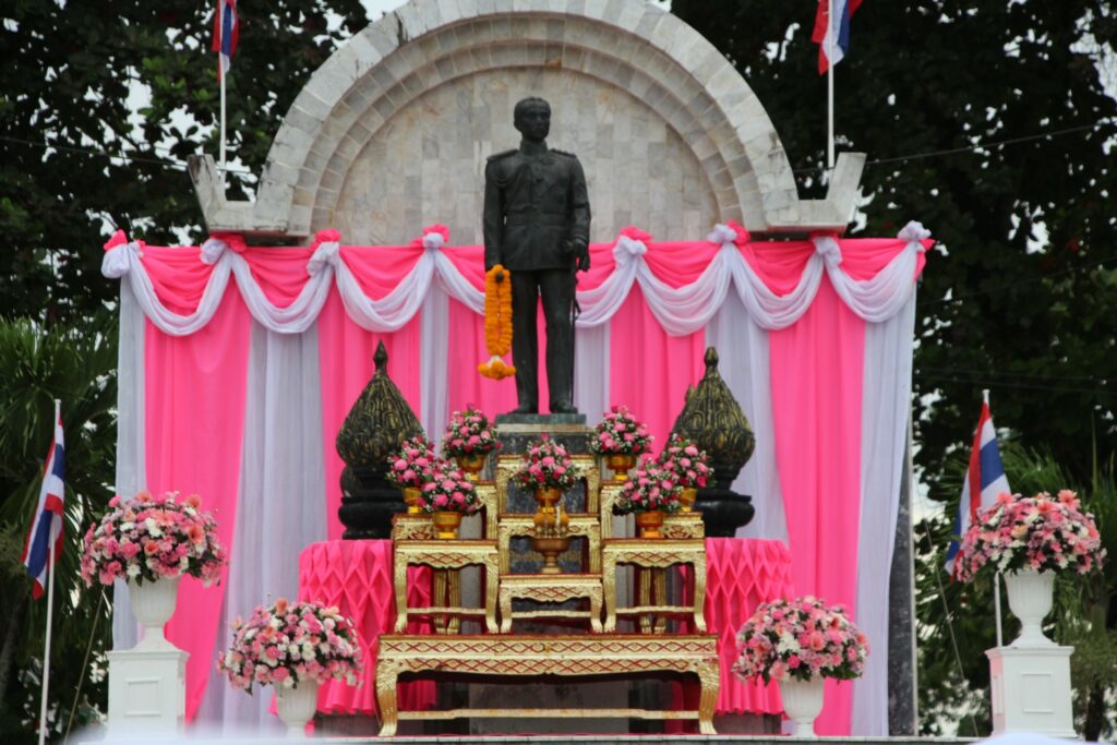 บุคลากรศูนย์เทคโนโลยีดิจิทัล เข้าร่วมพิธีวางพวงมาลาและถวายบังคมเพื่อน้อมรำลึกในพระมหากรุณาธิคุณ เนื่องในวันคล้ายวันสวรรคตพระบาทสมเด็จพระจุลจอมเกล้าเจ้าอยู่หัว รัชกาลที่ ๕