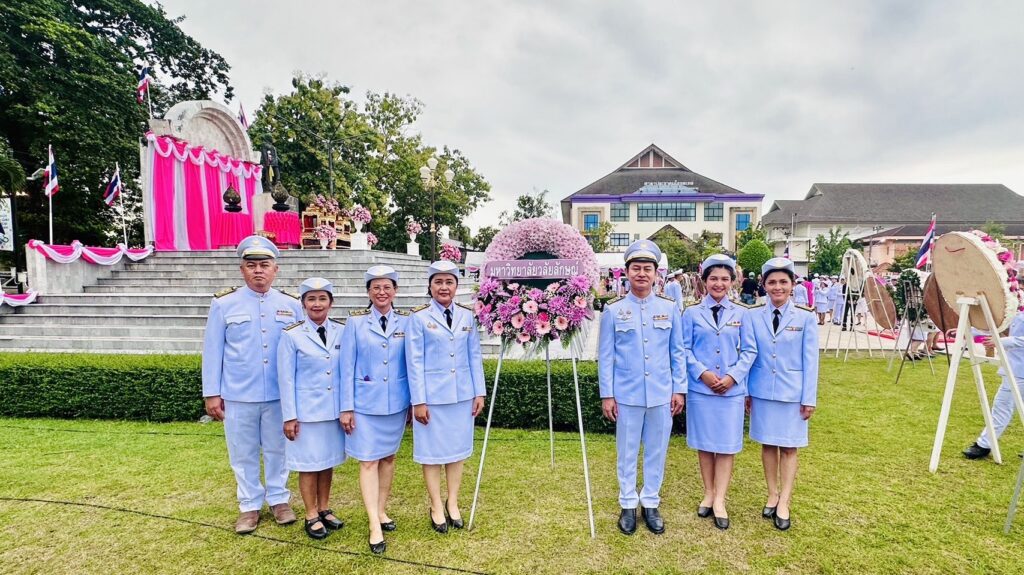 บุคลากรศูนย์เทคโนโลยีดิจิทัล เข้าร่วมพิธีวางพวงมาลาและถวายบังคมเพื่อน้อมรำลึกในพระมหากรุณาธิคุณ เนื่องในวันคล้ายวันสวรรคตพระบาทสมเด็จพระจุลจอมเกล้าเจ้าอยู่หัว รัชกาลที่ ๕