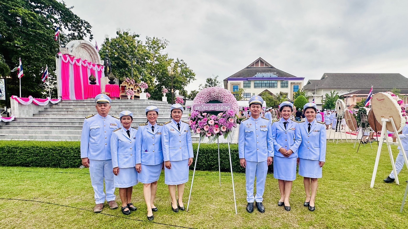 บุคลากรศูนย์เทคโนโลยีดิจิทัล เข้าร่วมพิธีวางพวงมาลาและถวายบังคมเพื่อน้อมรำลึกในพระมหากรุณาธิคุณ เนื่องในวันคล้ายวันสวรรคตพระบาทสมเด็จพระจุลจอมเกล้าเจ้าอยู่หัว รัชกาลที่ ๕