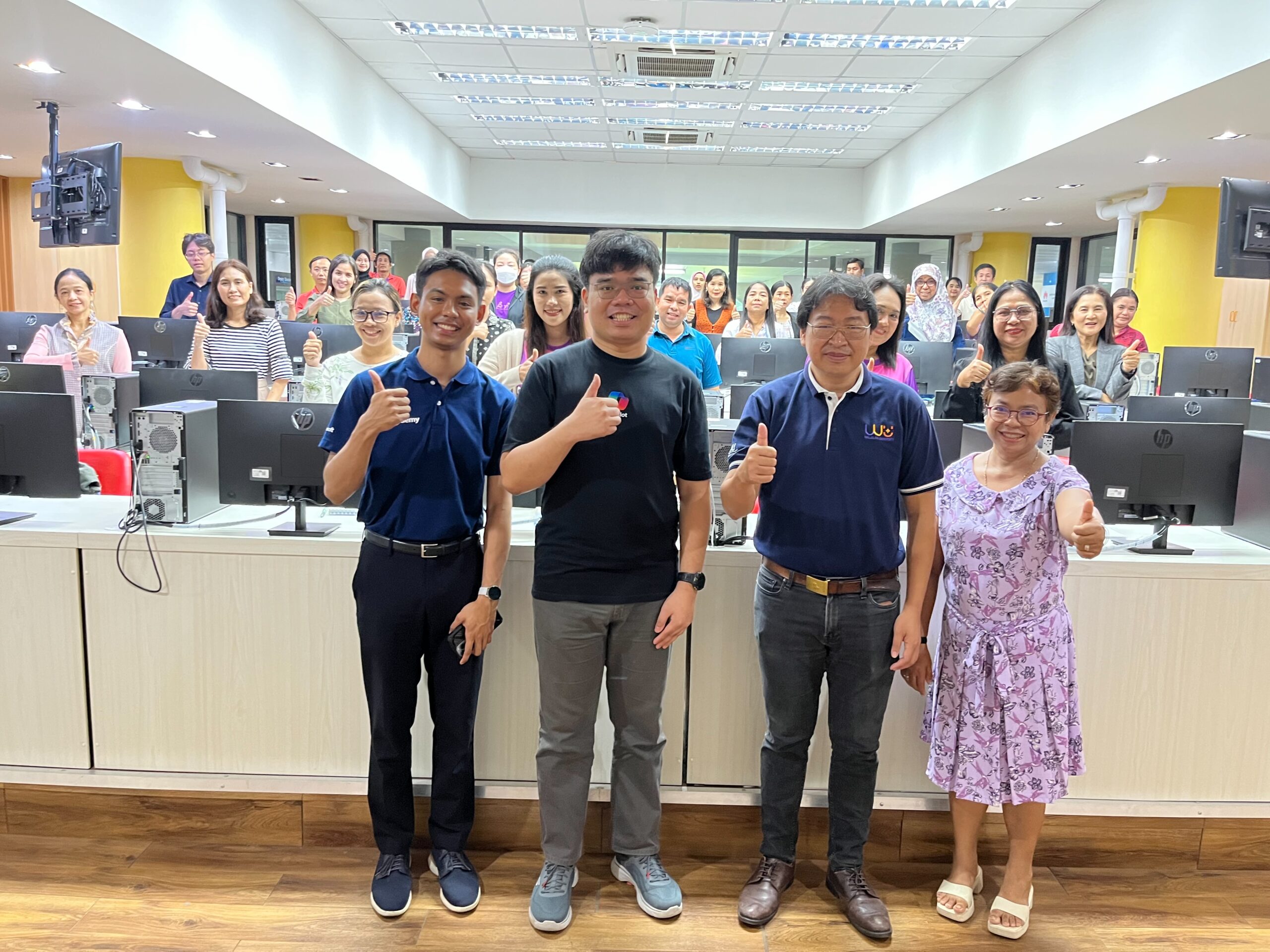 ศูนย์เทคโนโลยีดิจิทัลร่วมกับบริษัท ลานนาคอม จำกัด ได้จัดการอบรมหลักสูตร Microsoft AI for Educator ปัญญาประดิษฐ์เพื่อนักการศึกษา