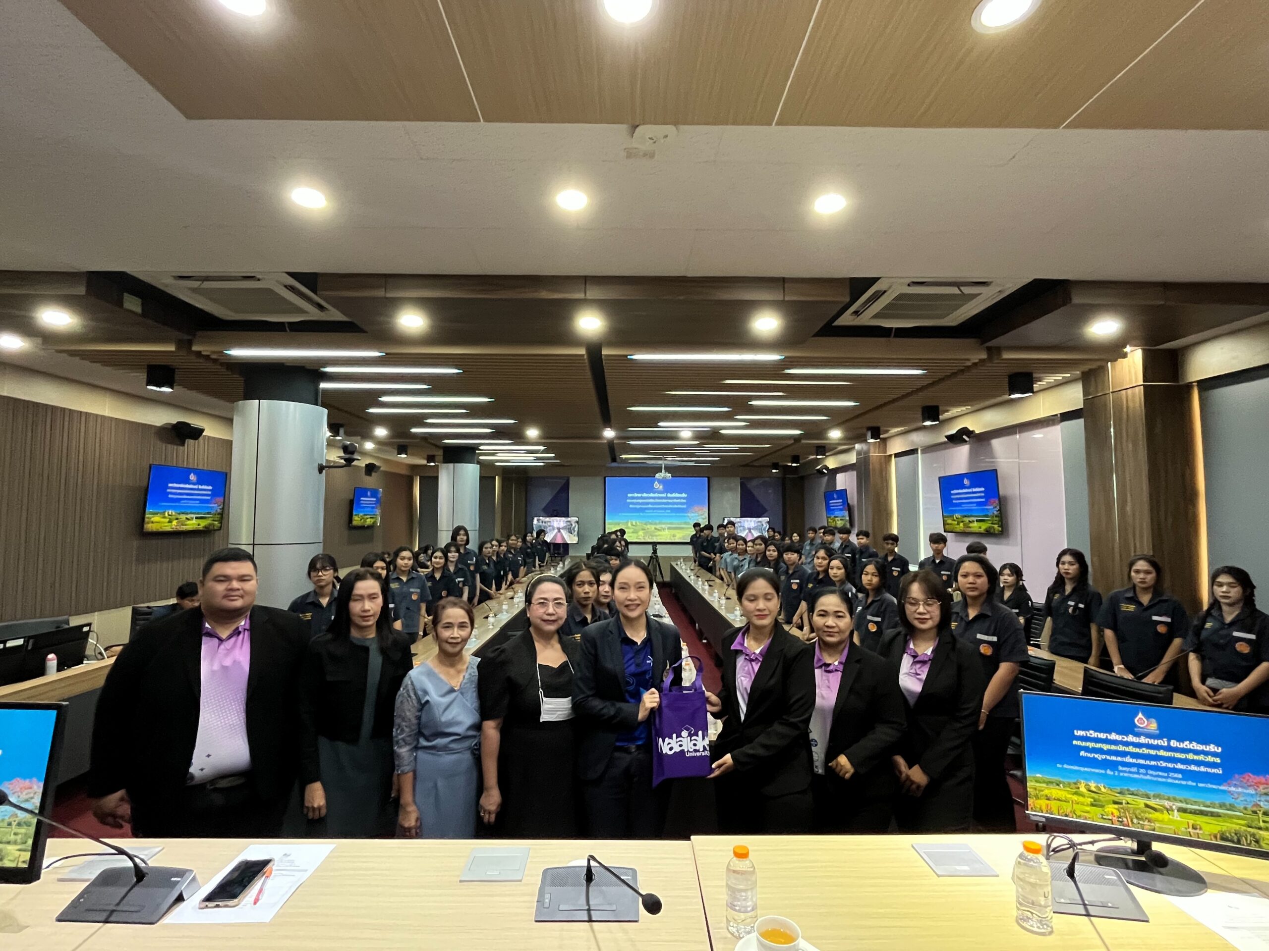 บุคลากรศูนย์เทคโนโลยีดิจิทัลร่วม ต้อนรับคณะครูและนักเรียนวิทยาลัยการอาชีพหัวไทร พร้อมให้ความรู้ระบบเทคโนโลยีสารสนเทศของมหาวิทยาลัยวลัยลักษณ์