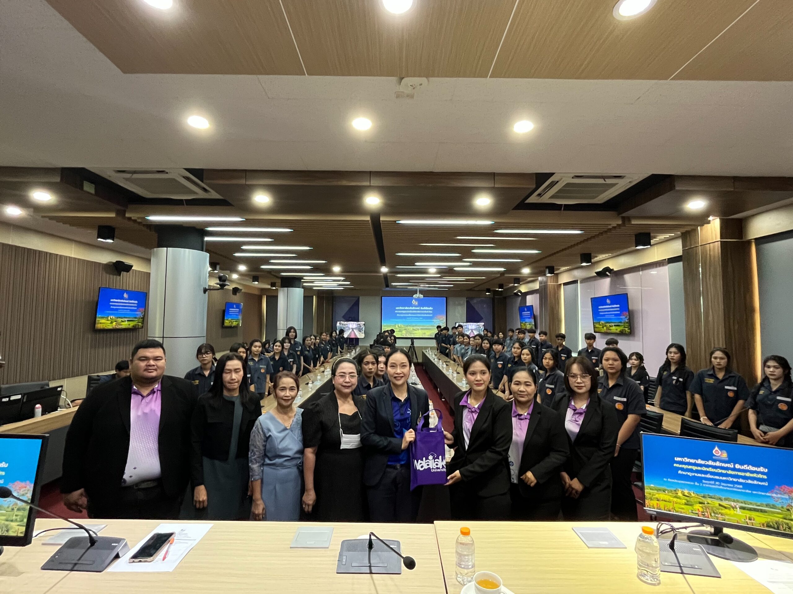 บุคลากรศูนย์เทคโนโลยีดิจิทัลร่วม ต้อนรับคณะครูและนักเรียนวิทยาลัยการอาชีพหัวไทร พร้อมให้ความรู้ระบบเทคโนโลยีสารสนเทศของมหาวิทยาลัยวลัยลักษณ์